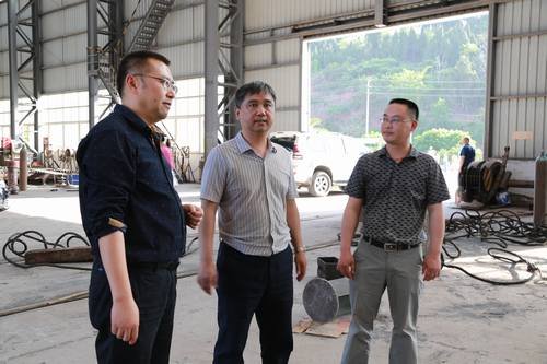 鄔清富到機(jī)械廠視察指導(dǎo)工作