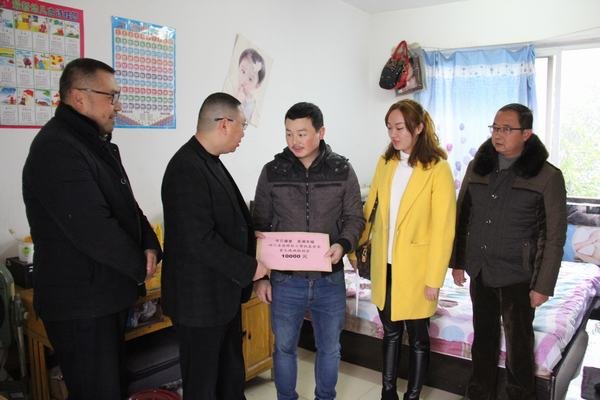 代勇一行到機(jī)械廠慰問(wèn)困難職工