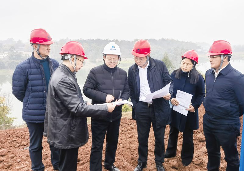 鐘杰董事長蒞臨向家壩灌區(qū)北總干渠第一期二步工程開工儀式場地施工現(xiàn)場指導工作