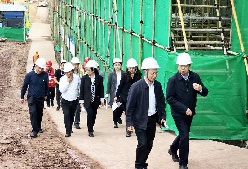 省都江堰水利發展中心黨委書記、主任朱澤華一行到公司承建的都江堰灌區第六標段調研
