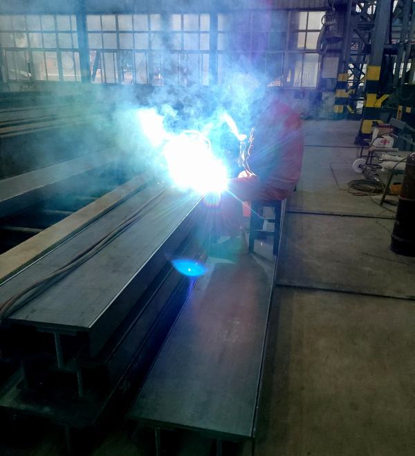 春節“不打烊”,紅旗堰灌區樞紐門葉埋件制作完成