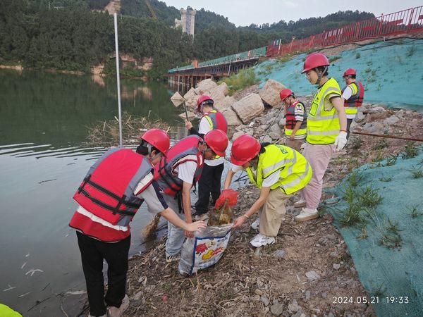 青年職工齊參與,清河行動(dòng)顯擔(dān)當(dāng)—亭子口項(xiàng)目開展清河行動(dòng)